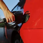 Auto tanken bij een tankstation – benzineprijzen in Europa