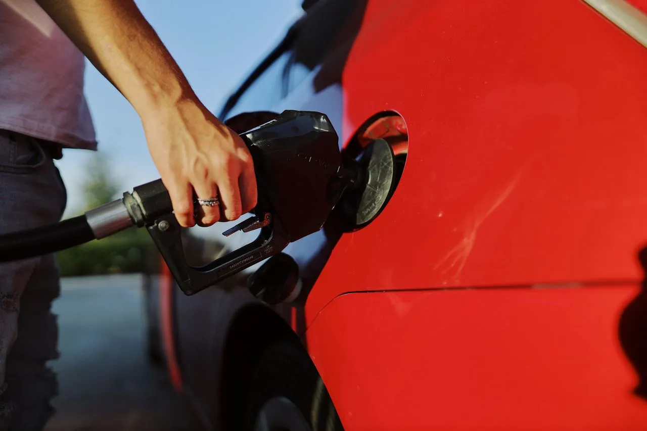 Auto tanken bij een tankstation – benzineprijzen in Europa